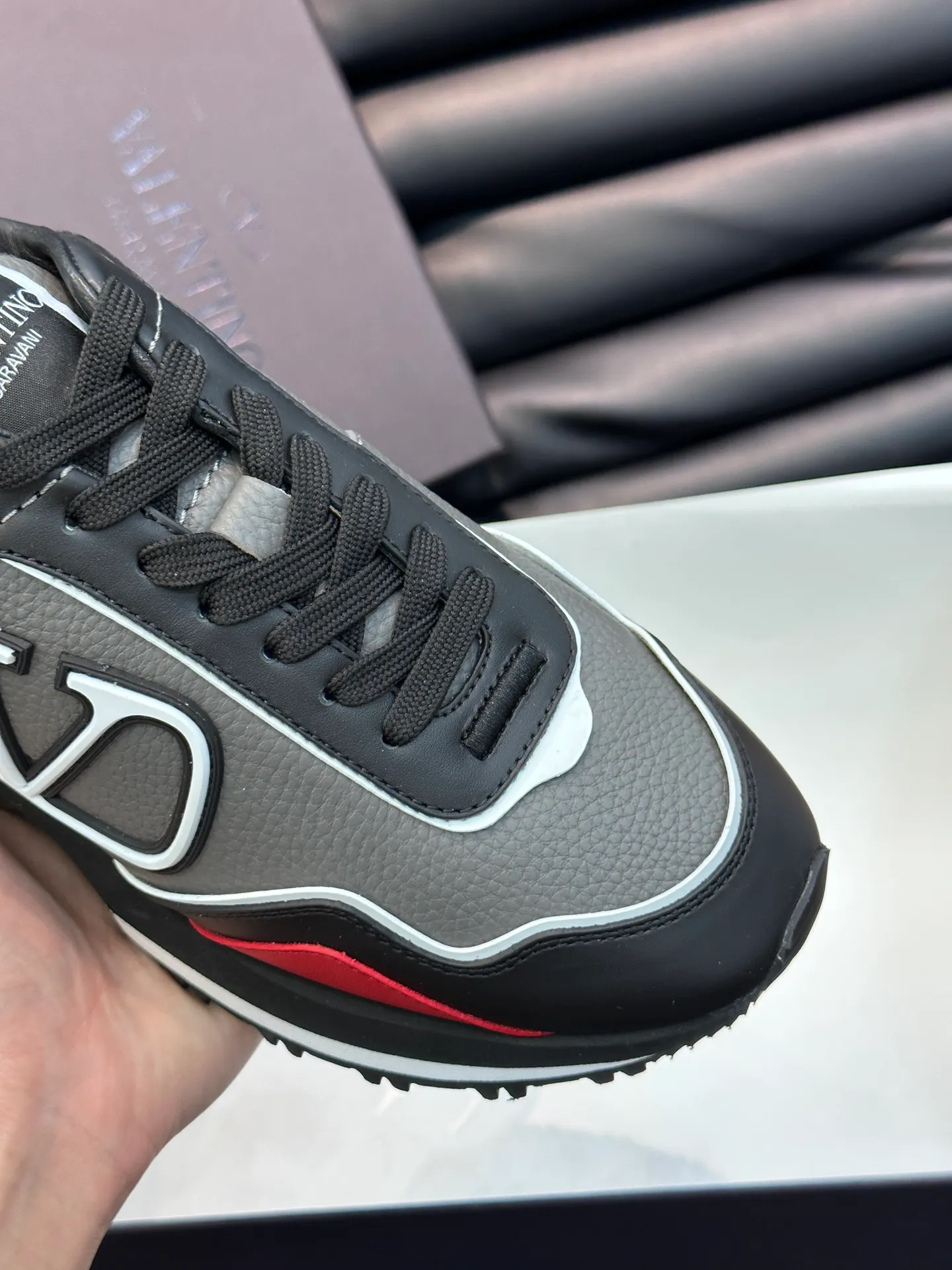 P540💰 Product trademark: VALENTINO "Valentino" Regular size: 38-44 [45 customized] Product material: Warren men's casual sports shoes, made of imported first-layer cowhide, with brand emblem on the tongue, rivet rubber outsole, non-slip, wear-resistant and shock-absorbing, cowhide lining foot pads, comfortable and breathable, with original box packaging equation bag!